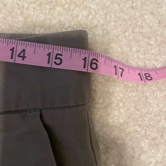 Old navy army green, chino shorts size 6, rolled hem - Picture 3 of 7